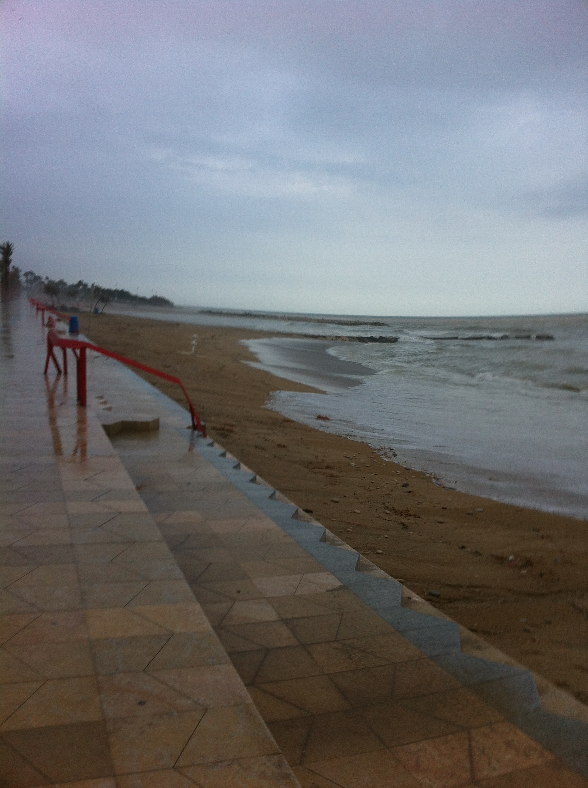 La Platja cada vegada més petita i amb més merda