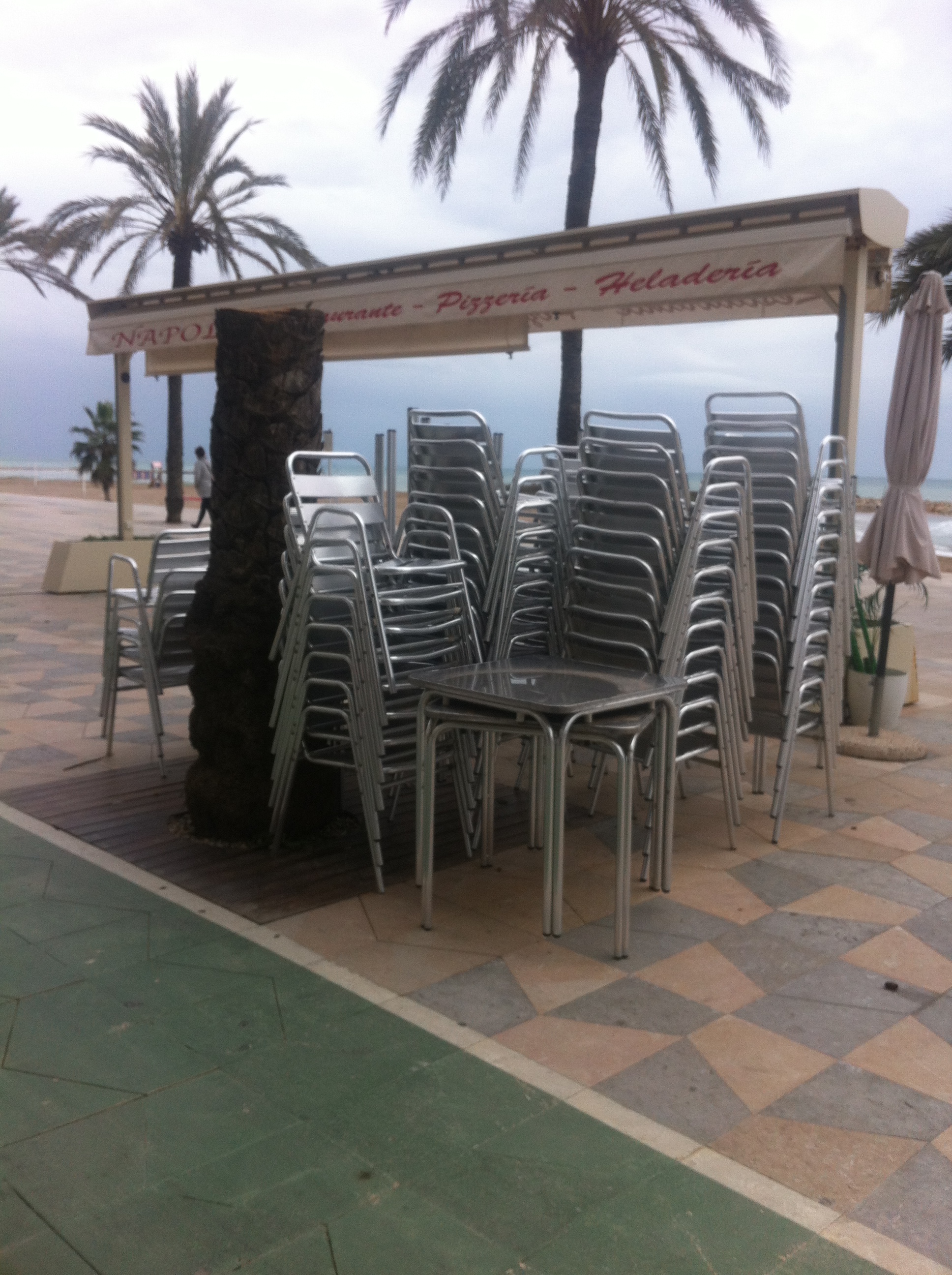 Magatzem a l’aire lliure de taules, parasols i cadires