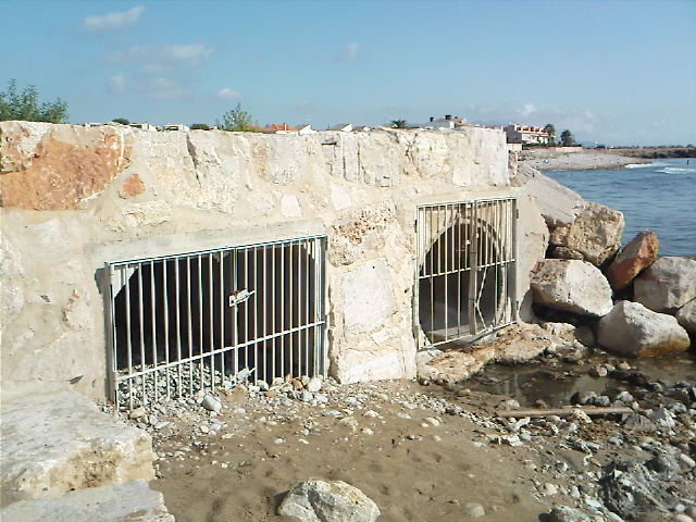 PLUJA A VINARÒS:  PLATJA CONTAMINADA