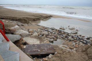 La pluja diuen que purifica. A Vinaròs emmerda la platja